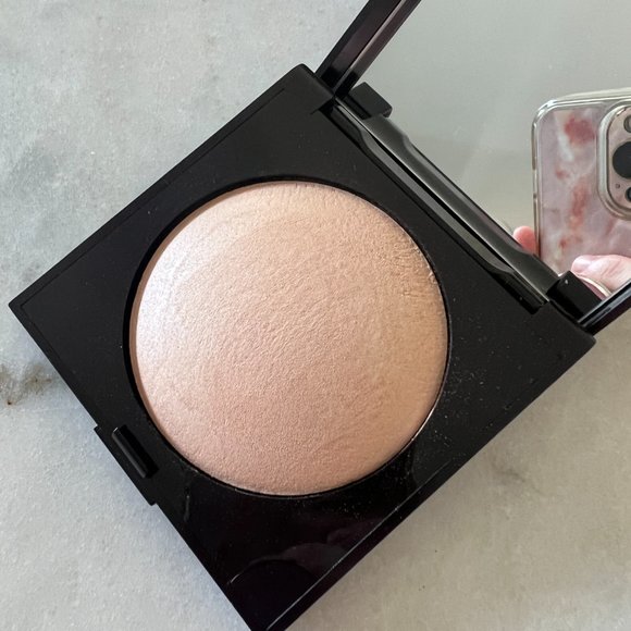 Laura Mercier Matte Radiance Baked Powder Compact - Highlight 01 (golden nude) - Picture 4 of 4